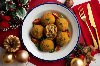 İspanyol Tapa kroketleri beşamel soslu ve ahtapot ve patatesle doldurulmuş. Noel süslemeli en iyi manzara masası.