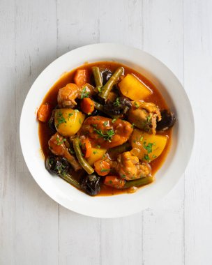 Sebze ve patatesle pişirilmiş lezzetli tavşan. Noel süslemeli en iyi manzara masası.