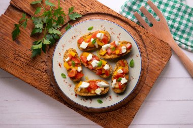 Mozarella ve şeftalili nefis İtalyan bruschetta. Üst görünüm tablosu.