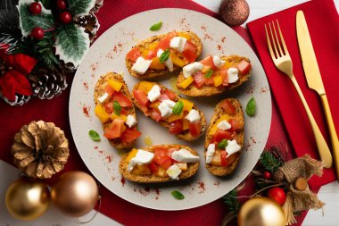 Mozarella ve şeftalili nefis İtalyan bruschetta. Noel süslemeleri ile en üstteki görünüm masası.
