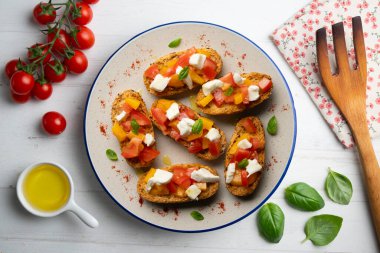 Mozarella ve şeftalili nefis İtalyan bruschetta. Üst görünüm tablosu.