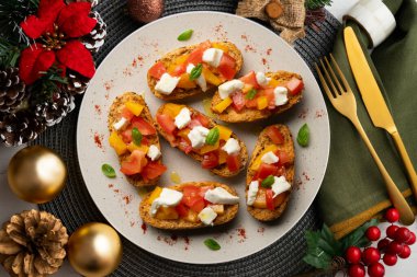 Mozarella ve şeftalili nefis İtalyan bruschetta. Noel süslemeleri ile en üstteki görünüm masası.