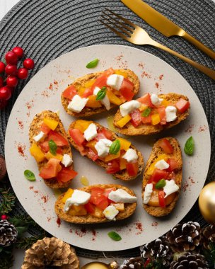 Mozarella ve şeftalili nefis İtalyan bruschetta. Noel süslemeleri ile en üstteki görünüm masası.