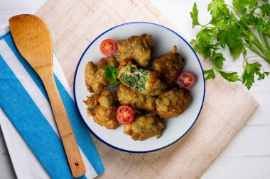 Ispanaklı börek, geleneksel İspanyol tapası. Üst görünüm tablosu.