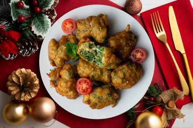 Ispanaklı börek, geleneksel İspanyol tapası. Noel süslemeli üst manzara masası.