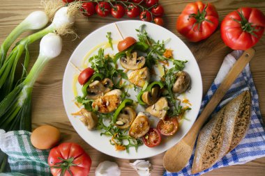 Mantar ve sebzeli hindi şişi. Üst görünüm tablosu.