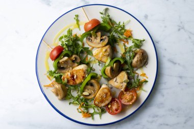 Mantar ve sebzeli hindi şişi. Üst görünüm tablosu.