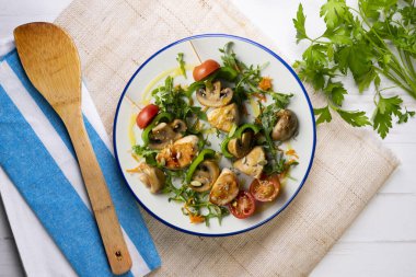 Mantar ve sebzeli hindi şişi. Üst görünüm tablosu.