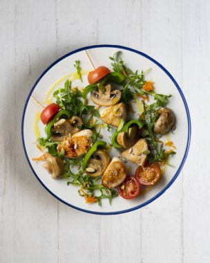 Mantar ve sebzeli hindi şişi. Üst görünüm tablosu.