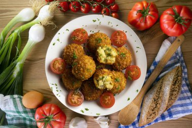 Panko kaplı vegan nohut topları. Üst görünüm tablosu.