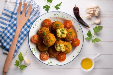 Panko kaplı vegan nohut topları. Üst görünüm tablosu.