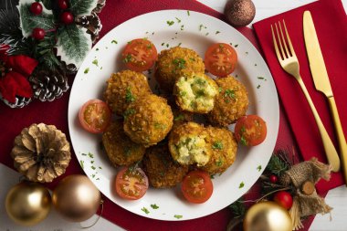 Panko kaplı vegan nohut topları. Noel süslemeli en iyi manzara masası.