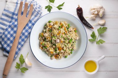 Sebzeli esmer pirinç ve hindi küpü. Üst görünüm tablosu.