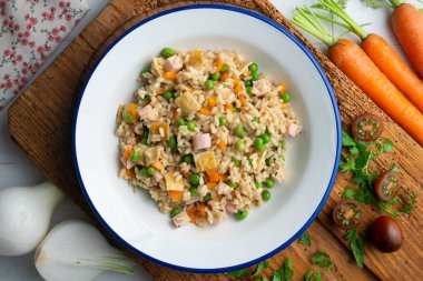 Sebzeli esmer pirinç ve hindi küpü. Üst görünüm tablosu.