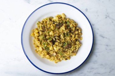 Arroz a banda. Mürekkep balıklı pilav. Üst görünüm tablosu.