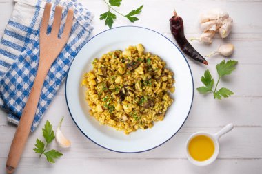 Arroz a banda. Mürekkep balıklı pilav. Üst görünüm tablosu.