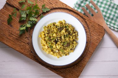 Arroz a banda. Mürekkep balıklı pilav. Üst görünüm tablosu.