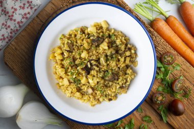 Arroz a banda. Mürekkep balıklı pilav. Üst görünüm tablosu.