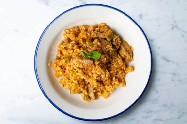 Domuz filetosu ve yeşil fasulyeli pilav. Üst görünüm tablosu.