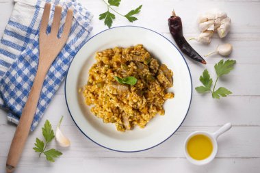 Domuz filetosu ve yeşil fasulyeli pilav. Üst görünüm tablosu.