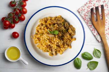 Domuz filetosu ve yeşil fasulyeli pilav. Üst görünüm tablosu.