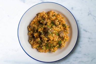 İber domuzu yanaklı pilav. Üst görünüm tablosu.