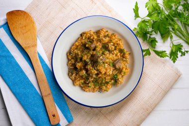 İber domuzu yanaklı pilav. Üst görünüm tablosu.