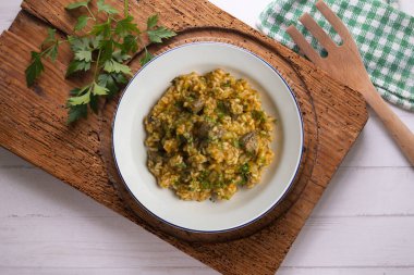 İber domuzu yanaklı pilav. Üst görünüm tablosu.