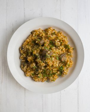 İber domuzu yanaklı pilav. Üst görünüm tablosu.