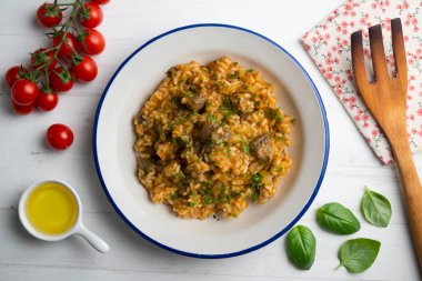 İber domuzu yanaklı pilav. Üst görünüm tablosu.