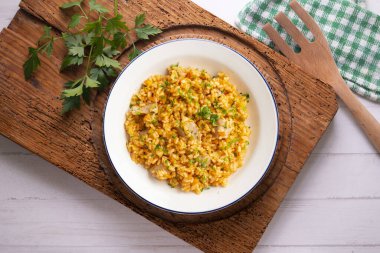 Taze ton balıklı pilav. Üst görünüm tablosu.