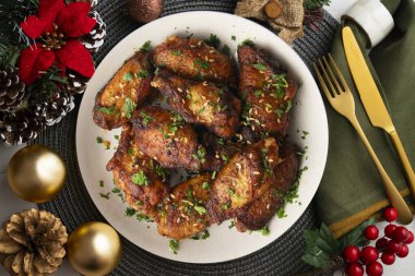 Barbekü soslu tavuk kanadı. Noel süslemeli üst manzara masası.