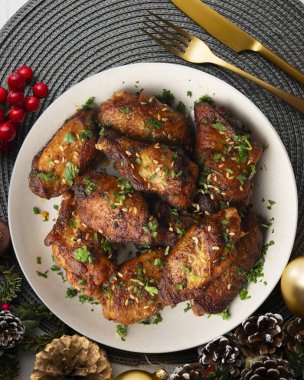 Barbekü soslu tavuk kanadı. Noel süslemeli üst manzara masası.