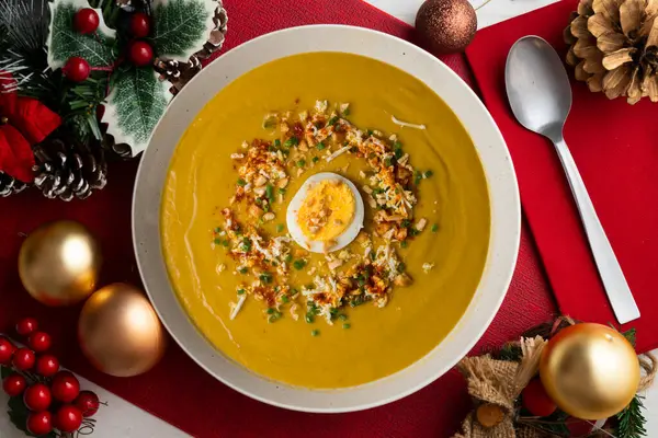 Yumurtayla süslenmiş tatlı patates ve sebze kreması. Noel süslemeleri ile en üstteki görünüm masası.