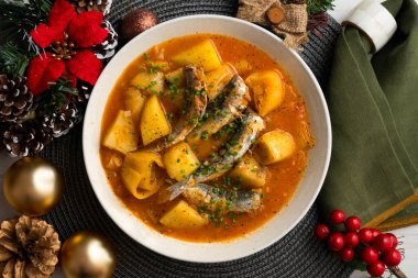 Patates ve pırasalı sardalya güveci. Noel süslemeleri ile en üstteki görünüm masası.