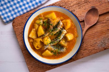 Patates ve pırasalı sardalya güveci. Dekorasyonlu üst görünüm tablosu.