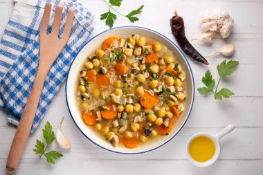 Mantar ve sebzeli nohut ve pirinç çorbası. Dekorasyonlu üst görünüm tablosu.