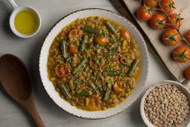 Yeşil fasulye ve kiraz domatesli mercimek çorbası. Dekorasyonlu üst görünüm tablosu.
