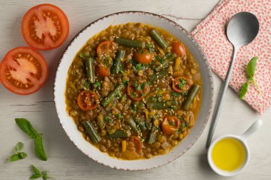 Yeşil fasulye ve kiraz domatesli mercimek çorbası. Dekorasyonlu üst görünüm tablosu.