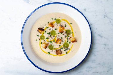 İspanyol tapa soğuk üzüm suyu çorbası. Üzümlü. Dekorasyonlu üst görünüm tablosu.