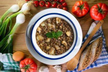 Patatesli mercimek yahnisi, geleneksel İspanyol tapası. Dekorasyonlu üst görünüm tablosu.