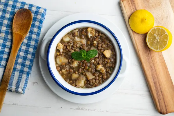 Patatesli mercimek yahnisi, geleneksel İspanyol tapası. Dekorasyonlu üst görünüm tablosu.