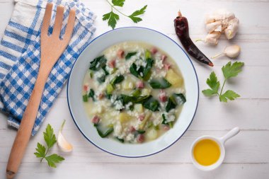 Pirinç, jambon ve ıspanak çorbası, geleneksel İspanyol tapası. Dekorasyonlu üst görünüm tablosu.