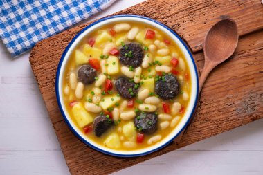 Siyah puding, biber ve patatesli fasulye güveci. Dekorasyonlu üst görünüm tablosu.