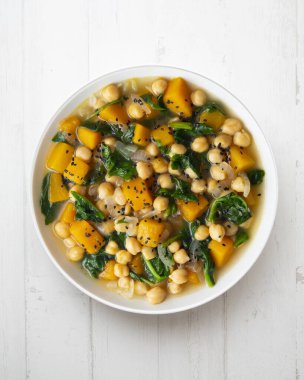 Balkabağı ve ıspanaklı nohut yahnisi. Dekorasyonlu üst görünüm tablosu.