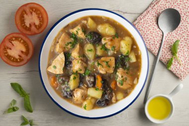 Erikli ve patatesli hindi güveci. Noel süslemeli üst manzara masası.