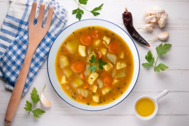 Patates ve sebzeli kalamar güveci. Dekorasyonlu üst görünüm tablosu.
