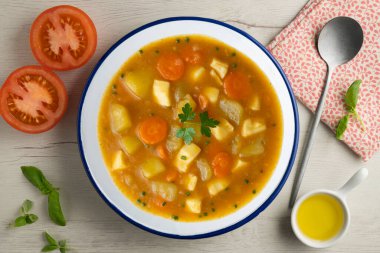 Patates ve sebzeli kalamar güveci. Dekorasyonlu üst görünüm tablosu.