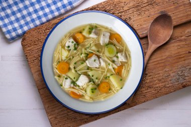 Balık, erişte ve sebze çorbası. Dekorasyonlu üst görünüm tablosu.