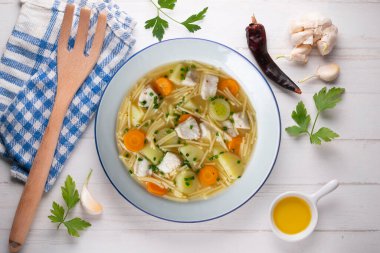 Balık, erişte ve sebze çorbası. Dekorasyonlu üst görünüm tablosu.